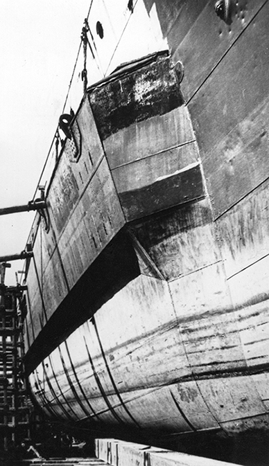 R184D PESSAGNO dopo il ricupero particolare delle controcarene foto 1941